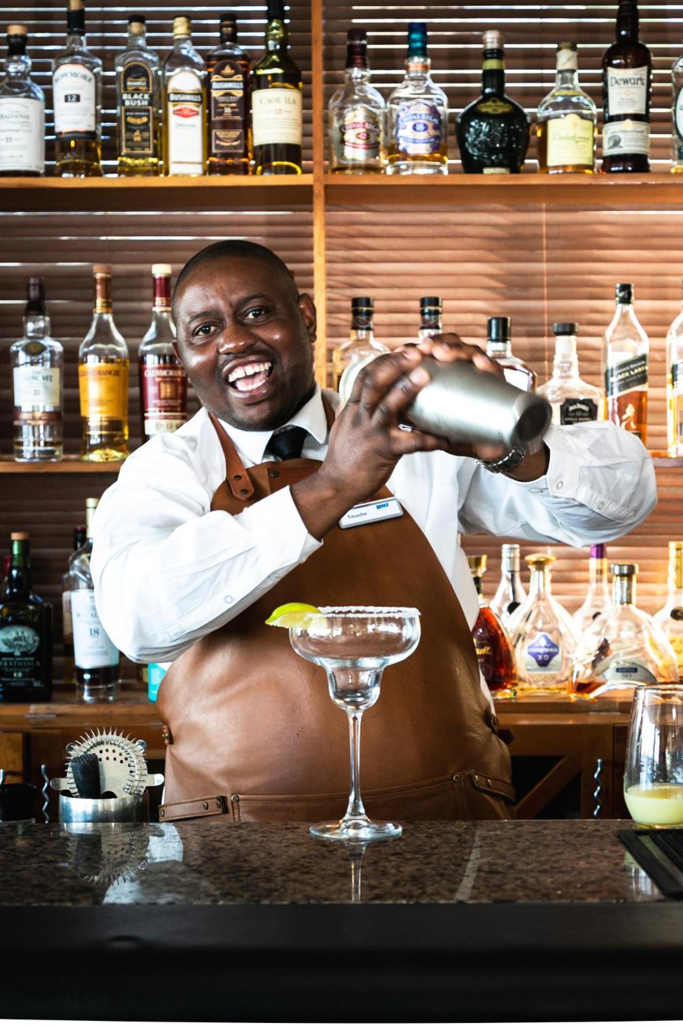 ザ ベイ ホテル ケープタウン エクステリア 写真 A bartender shaking a cocktail