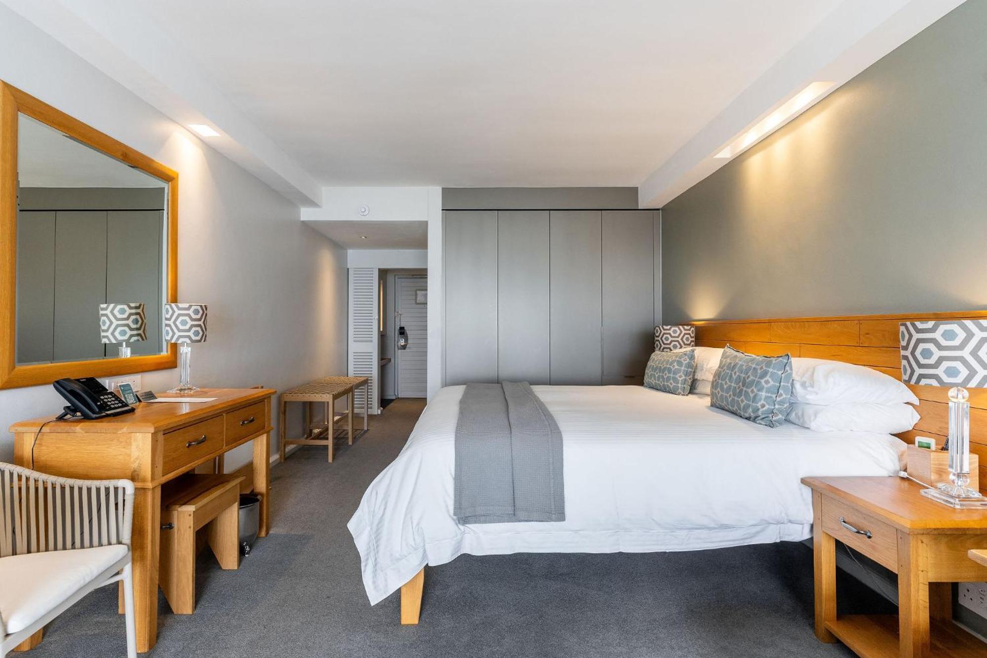 ザ ベイ ホテル ケープタウン 部屋 写真 A bedroom at the Protea Hotel, Waterfront, Cape Town